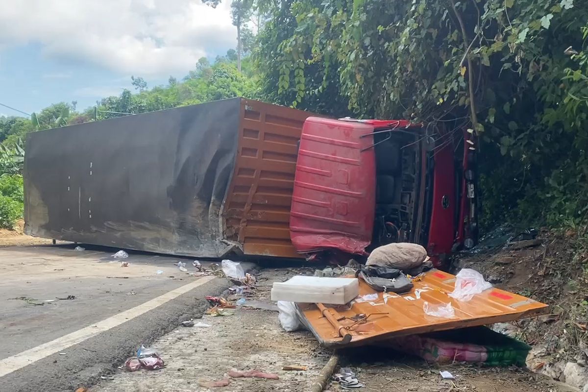 Rem Blong, Truk Kontener Terguling Hingga Tutup Trans Sulawesi, Sopir Dilarikan Ke RS *** Local Caption *** Rem Blong, Truk Kontener Terguling Hingga Tutup Trans Sulawesi, Sopir Dilarikan Ke RS