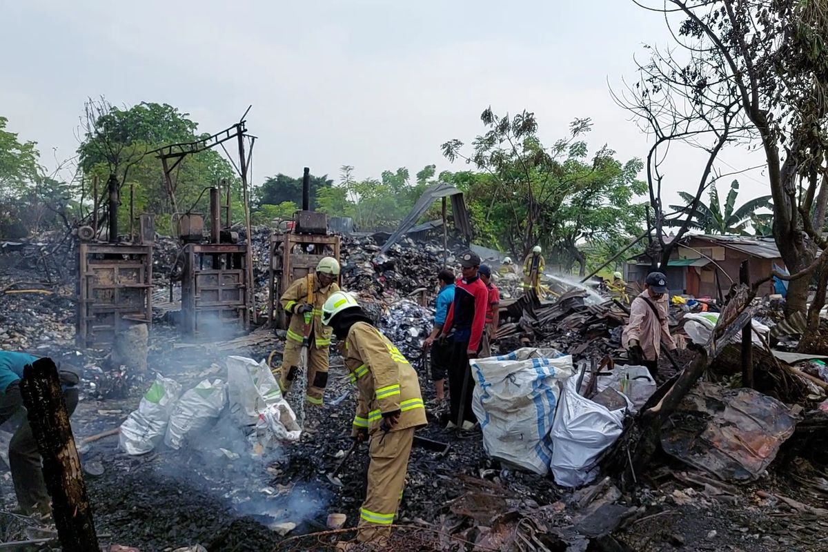 Lapak pengepul barang rongsokan seluas 500 meter persegi, terbakar di Jalan Kyai Hasyim Gang Sawo 3 RT 003/003 Kelurahan Joglo, Kecamatan Kembangan, Jakarta Barat, pada Rabu (12/10/2022). 