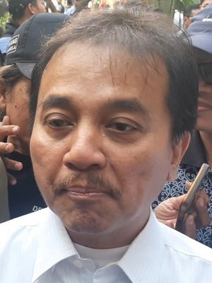 Roy Suryo saat menemui wartawan usai melakukan pertemuan dengan pihak rektorat dan pihak Fakuktas Kehutanan UGM terkait dengan ijazah Joko Widodo.