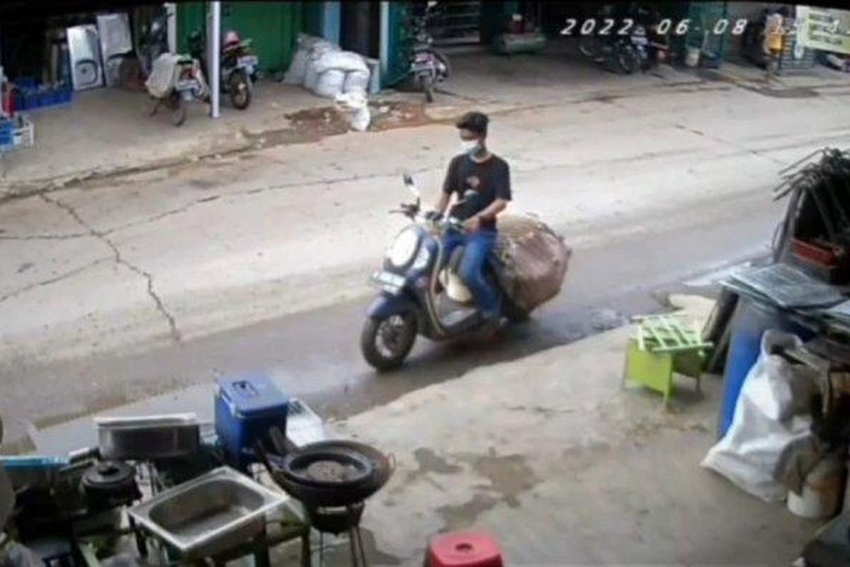 Pencurian motor kurir di Tarumajaya, Bekasi, Rabu (8/6/2022). 

