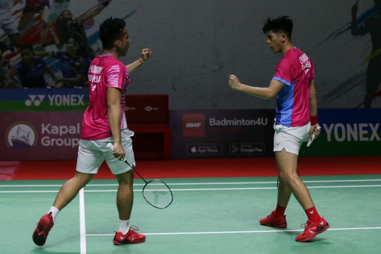 Ganda putra Indonesia, Pramudya Kusumawardana/Yeremia Erich Yoche Yacob Rambitan bertanding melawan ganda putra Indonesia,  Fajar Alfian/Muhammad Rian Ardianto pada babak 16 besar Indonesia Masters 2022 di Istora Senayan, Jakarta, Kamis (9/6/2022). Pramudya Kusumawardana/Yeremia Rambitan gagal melaju ke babak perempat final setelah kalah dengan skor 21-16, 17-21, dan 13-21.