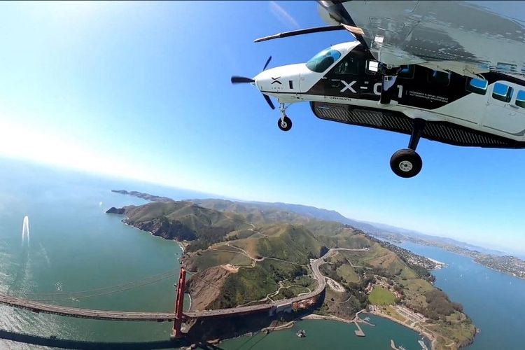 Foto ini diambil dari video tanpa tanggal milik Xwing. Foto ini menunjukkan sebuah pesawat Cessna 208B Grand Caravan yang telah dilengkapi dengan peralatan terbang otonom terbang di atas Jembatan Golden Gate di San Francisco.