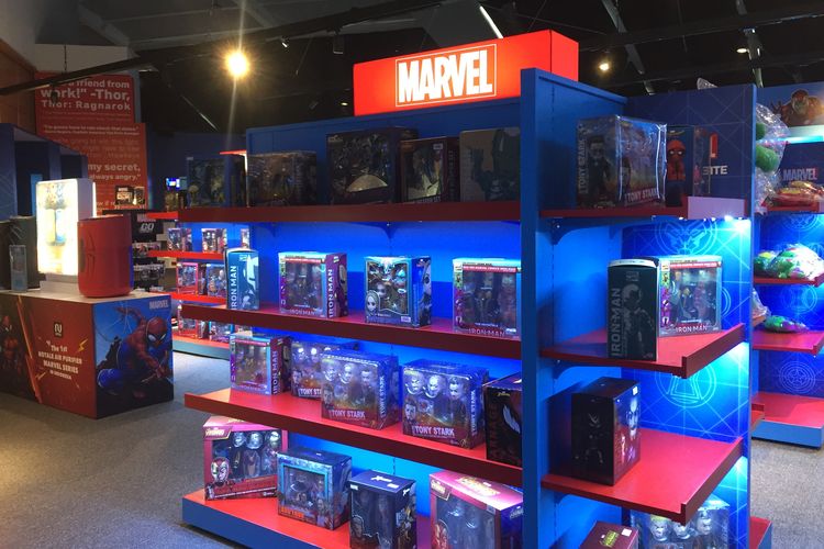 Pengunjung bisa membeli beragam suvenir Marvel Studios begitu selesai tur pameran.