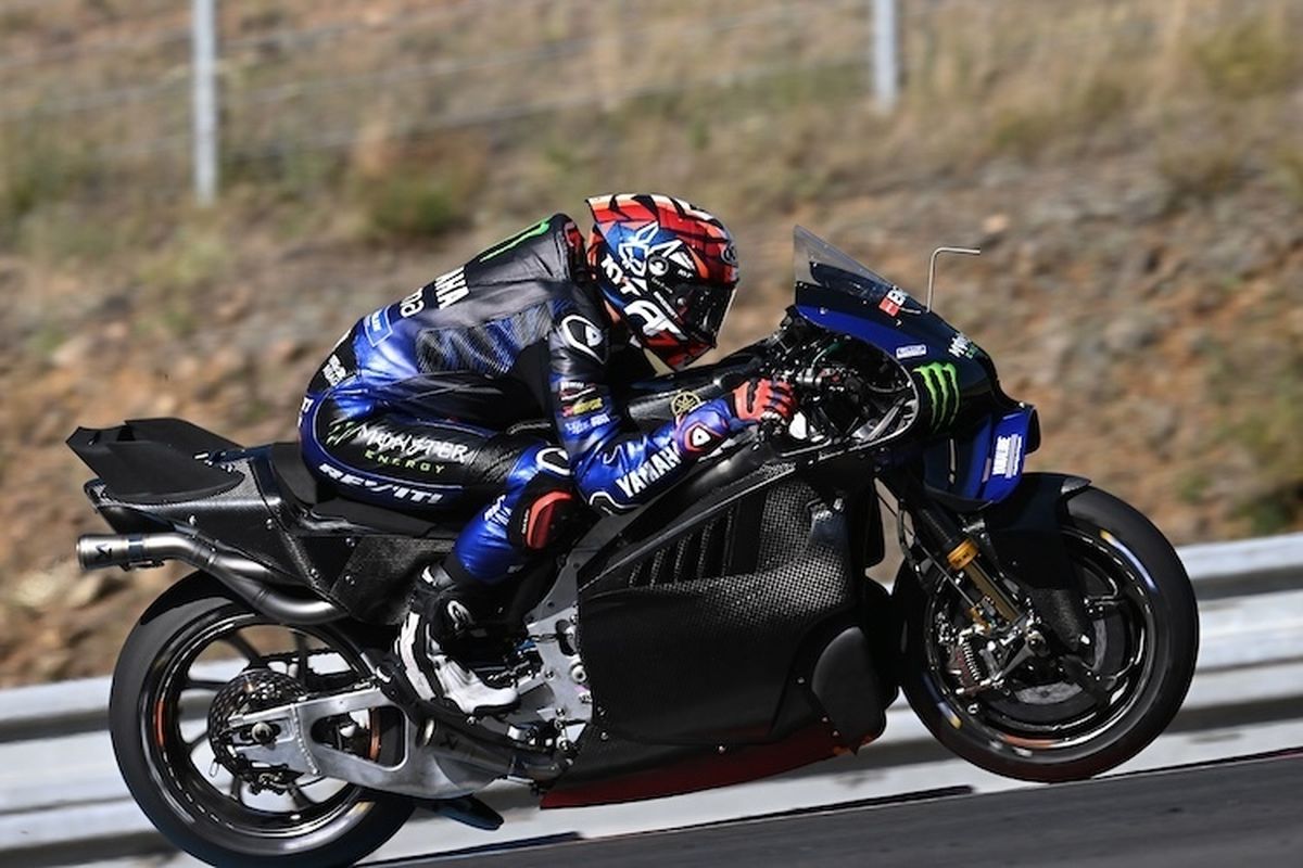 Yamaha M1 dengan mesin V4 dalam sesi tes privat di Sirkuit Brno