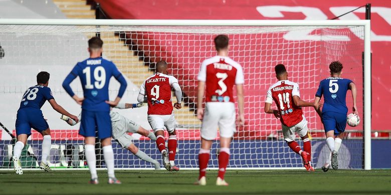 Striker Gabon, Pierre-Emerick Aubameyang dari Arsenal mencetak gol penyeimbang dari titik penalti selama pertandingan sepakbola final Piala FA antara Arsenal dan Chelsea di Stadion Wembley di London, pada 1 Agustus 2020.