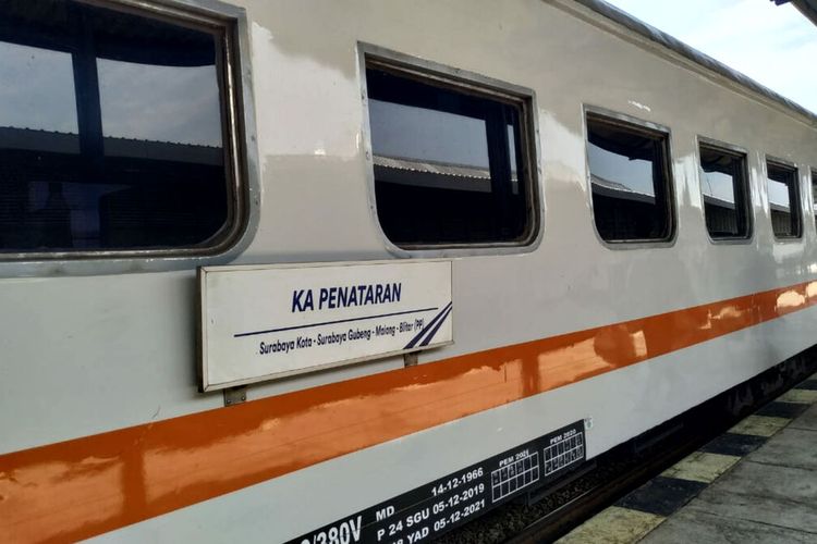 Gerbong kereta api lokal KA Penataran relasi Blitar-Surabaya, Sabtu (3/7/2021)