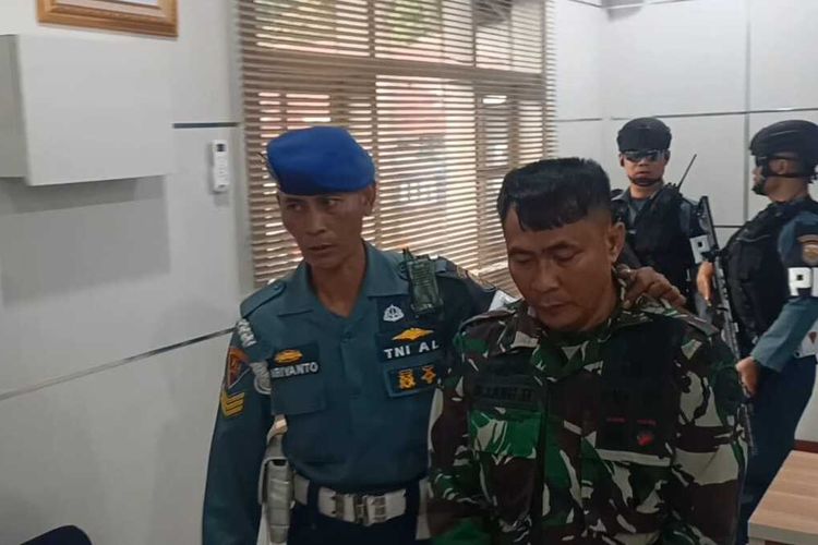 Seorang anggota TNI AL atau Marinir gadungan ditangkap Lanal Banten setelah 10 tahun mengaku dan bekerja sebagai petugas keamanan perumahan. Rabu (26/7/2023).