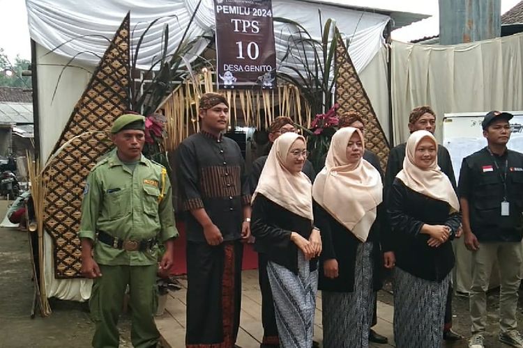 Petugas KPPS di TPS 10 yang dikonsep bak acara ngunduh mantu di Dusun Gopaan, Windusari, Magelang, Rabu (14/2/2024).