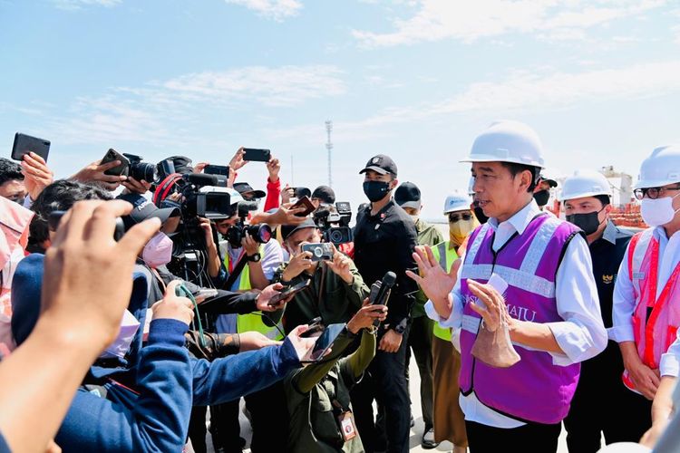 Presiden Jokowi dan Ibu Iriana tiba di Terminal Kijing, Pelabuhan Pontianak, Kabupaten Mempawah, Selasa, 9 Agustus 2022 disambut oleh Menteri Perhubungan Budi Karya Sumadi, Wakil Gubernur Kalimantan Barat Ria Norsa, serta Danlantamal XII Laksma TNI Suharto.