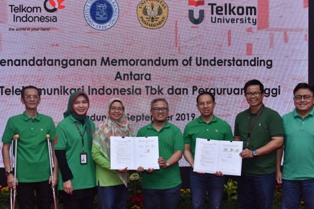 Chief Human Capital Officer TelkomGroup, Edi Witjara (ketiga dari kanan) bersama Rektor Telkom University Adiwijaya (tengah) usai penandatanganan MoU di bidang joint research dan kerja sama lainnya dengan Telkom University, disaksikan Vice President Human Capital Strategic Management Telkom Dwi Heriyanto (kedua dari kanan), Senior Vice President Media & Digital Business Joddy Hernady (paling kanan),  Vice President Human Capital Organizational Effectiveness Danang Baskoro Dwinugroho (paling kiri), Wakil Rektor 2 Bidang Sumber Daya Telkom University Rina Djunita Pasaribu (kedua dari kiri) dan Wakil Rektor Bidang Penelitian dan Kemahasiswaan Rina Pudji Astuti (ketiga dari kiri) di Telkom Corporate University Bandung, Kamis (5/9/2019).