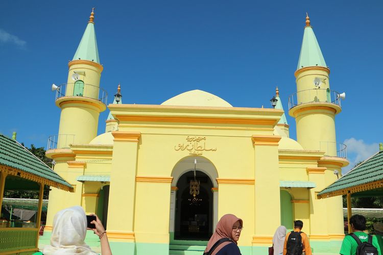 Masjid Raya Sultan Riau yang jadi salah satu objek sejarah paling menarik dari Pulau Penyengat