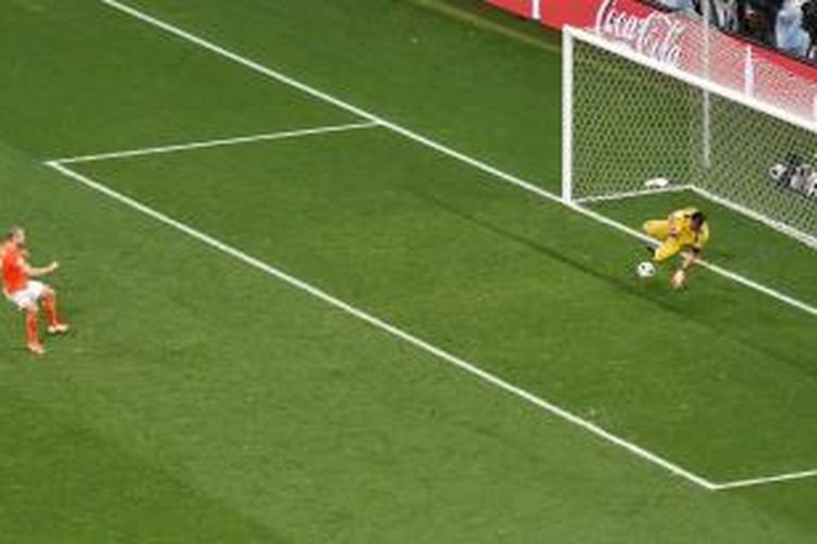 Kiper Argentina, Sergio Romero, mengantisipasi tembakan bek Belanda Ron Vlaar, pada babak adu penalti, semifinal Piala Dunia, di Arena Corinthians, Sao Paulo, Rabu (9/7/2014).