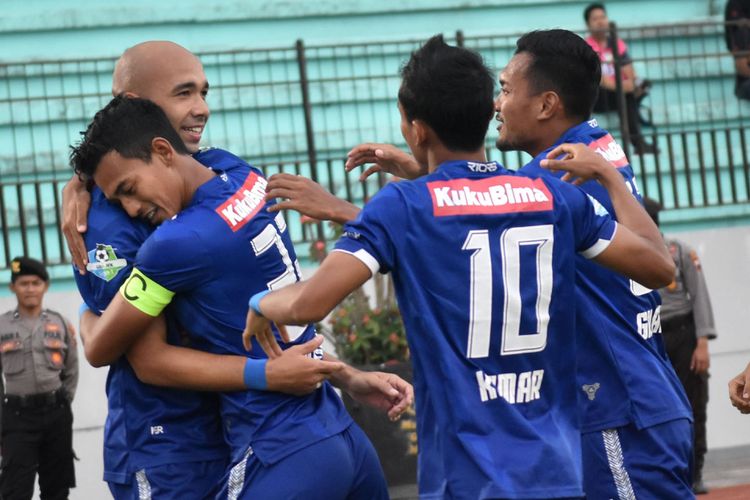 Pesepak bola PSIS Semarang Hari Nur Yulianto (kedua kiri) memeluk rekannya Bruno Silva usai membobol gawang Barito Putera dalam pertandingan lanjutan Liga 1 Indonesia di Stadion Moch Soebroto, Magelang, Jawa Tengah, Sabtu (13/10). PSIS menang atas Barito Putera dengan skor 1-0 melalui gol tunggal Hari Nur Yulianto. ANTARA FOTO/Aditya Pradana Putra/kye/18.