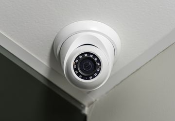 Ketahui Dulu Bedanya CCTV Indoor dan Outdoor Sebelum Pasang di Rumah