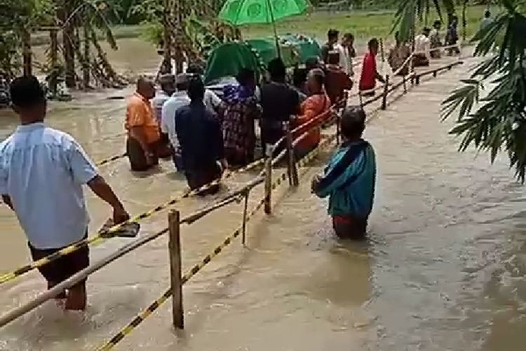 Video amatir berdurasi satu menit yang mendokumentasikan rombongan warga Kecamatan Klambu, Kabupaten Grobogan, Jawa Tengah berjalan kaki mengangkut jenazah, menerjang derasnya banjir viral di perpesanan Whatsapp.