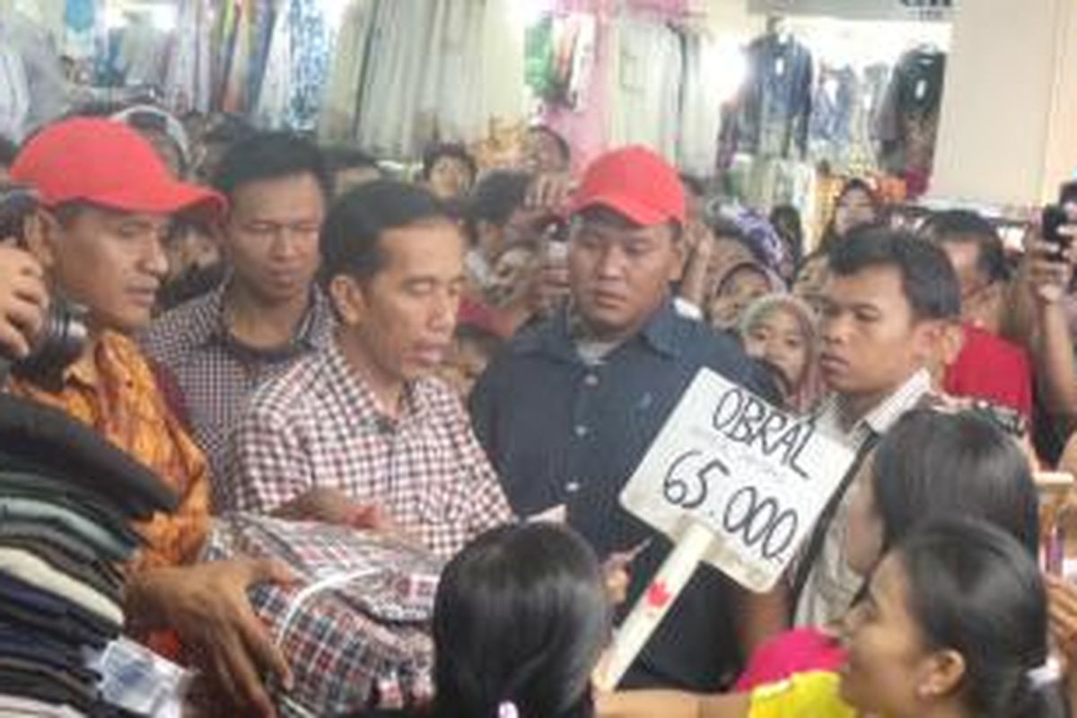 Calon presiden Joko Widodo dikerumuni pengunjung dan pedagang di ITC Depok, Kota Depok, Jawa Barat, Jumat (4/7/2014).