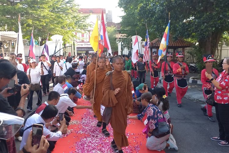 57 Bhikkhu Jalan Kaki Tiba di Yogyakarta: Sehari Tempuh 40 Km, Kaki Lecet Dijahit Malam