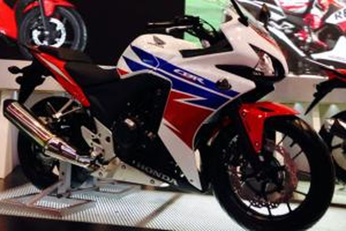 Salah satu moge CBU Honda yang dipamerkan di IMoS 2014, CBR500R.