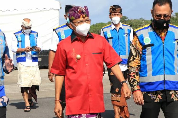 Gubernur Bali Wayan Koster saat meresmikan Ground Breaking PLTS Jalan Tol Bali Mandara, Sabtu (5/3/2022). 