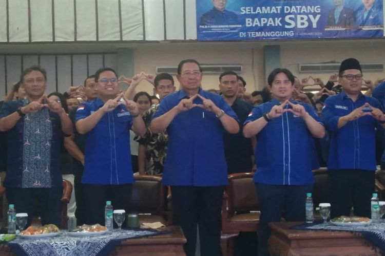 Ketua Majelis Tinggi Partai Demokrat cum Presiden ke-6 RI, Susilo Bambang Yudhoyono (tengah) berpose logo partainya di Gedung Pemuda, Temanggung, Selasa (16/1/2024).