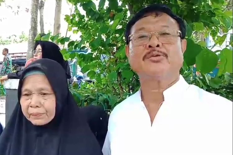 Paman almarhum Marsekal Pertama TNI (Anumerta), Subhan, yakni Rasidi (kanan). 