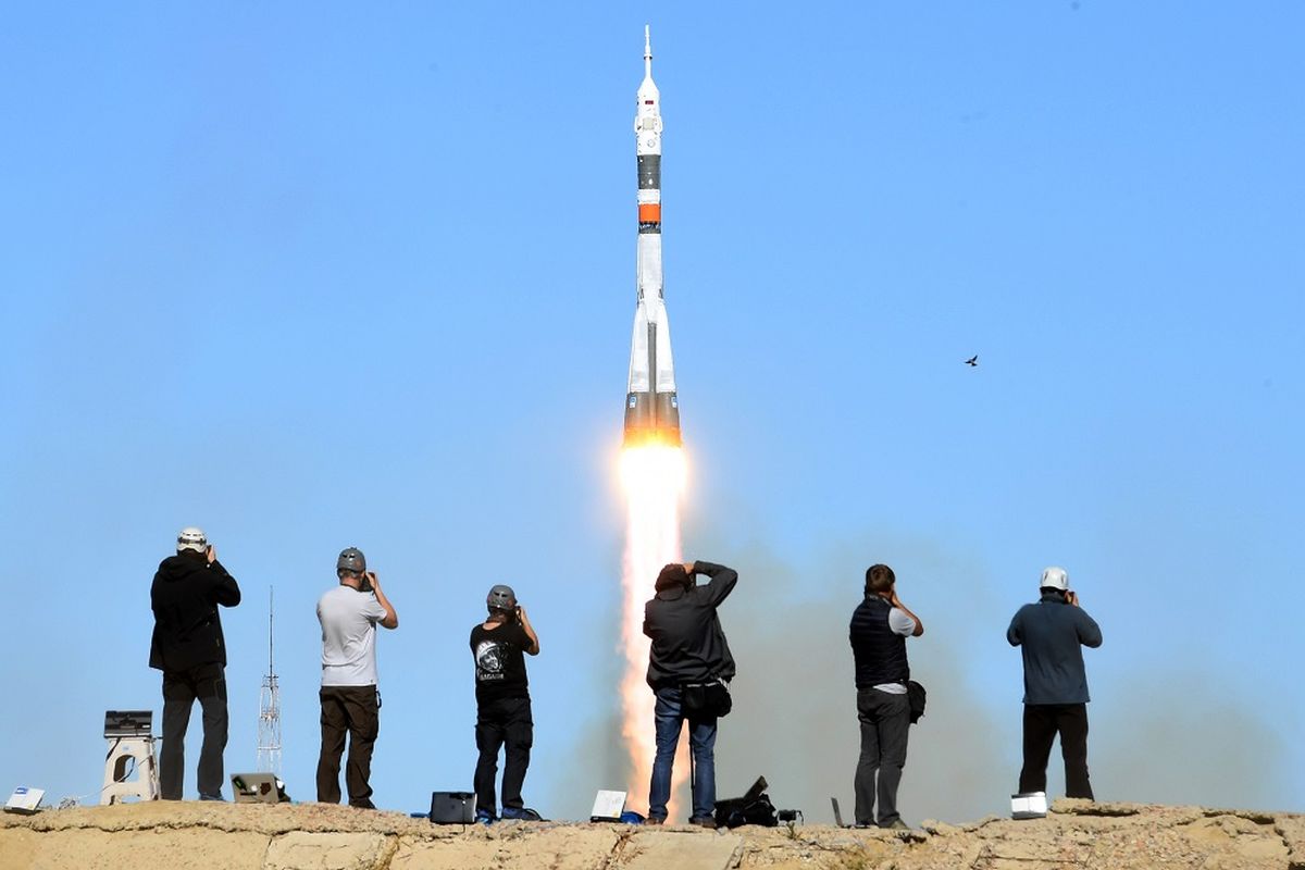 Fotografer mengambil gambar ketika Soyuz MS-10 meluncur dari stasiun Baikonur, Kazakhstan, Kamis (11/10/2018). Roket itu membawa astronot Amerika Serikat Nick Hague dan kosmonot Rusia Aleksey Ovchinin untuk memulai misi enam bulan di Stasiun Luar Angkasa Internasional (ISS).