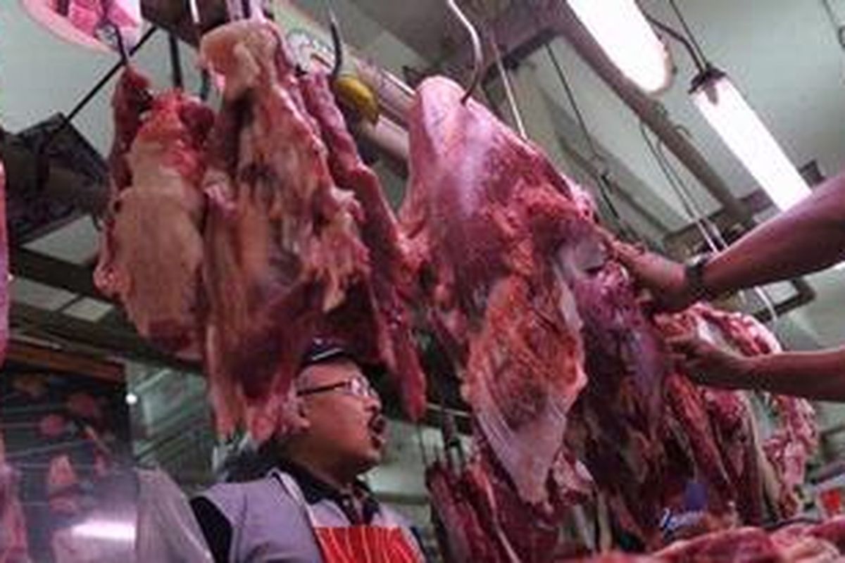 Aktivitas jual beli di kios daging di Pasar Santa, Jakarta, Rabu (18/7/2012). Sejumlah harga kebutuhan pokok seperti sayur, daging, dan gula merangkak naik menjelang puasa. Harga daging sapi mencapi Rp 80 ribu per kilogram, bahkan untuk daging has mencapi Rp 90 ribu per kilogram nya. 