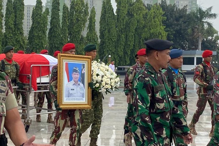 Mantan Kepala Badan Nasional Penanggulangan Bencana (BNPB) Letjen (Purn) TNI Doni Monardo dimakamkan secara militer di Taman Makam Pahlawan (TMP) Kalibata, Pancoran, Jakarta Selatan, Senin (4/12/2023).  Pantauan di lokasi, jenazah Doni tiba di TMP Kalibata sekira pukul 10.56 WIB dari Markas Komando Pasukan Khusus (Kopassus), Cijantung, Jakarta Timur.
