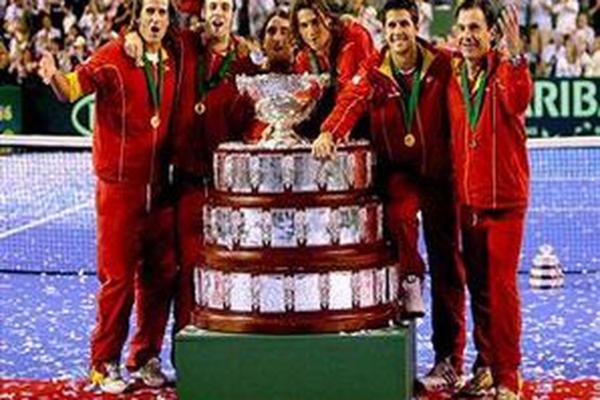 Regu Spanyol bergembira di depan Piala Davis yang mereka sabet setelah kalahkan Argentina 3-1 pada babak final