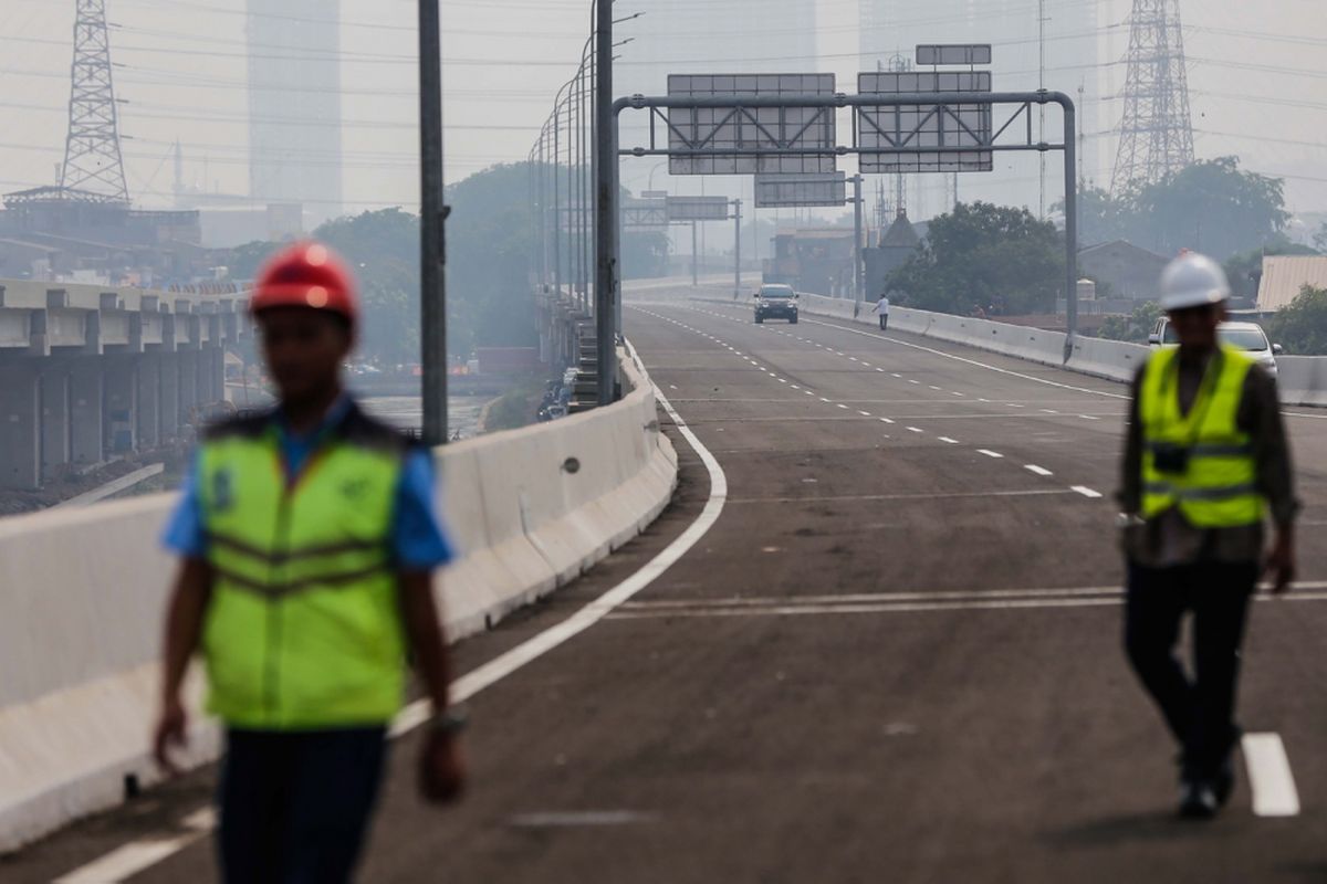 Suasana ruas jalan tol Bekasi-Cawang-Kampung Melayu (Becakayu),  yang diresmikan Presiden Joko Widodo di kawasan Jakasampurna, Bekasi, Jawa Barat, Jumat (3/11/2017). Presiden Joko Widodo meresmikan ruas jalan tol yakni Seksi 1B dan 1C sepanjang 8,26 kilometer yang terbentang dari Cipinang Melayu-Pangkalan Jati-Jakasampurna. KOMPAS.com/GARRY ANDREW LOTULUNG