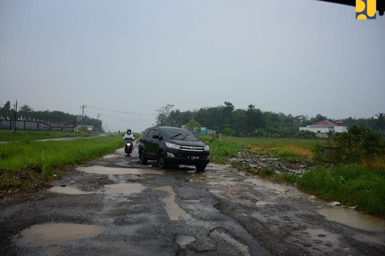 Kondisi salah satu ruas jalan daerah yang rusak di Lampung.