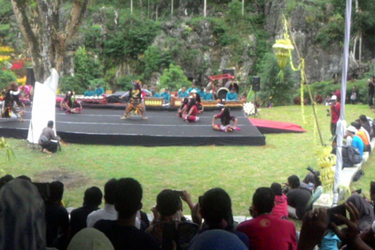 Sendratari Sugriwa-Subali di teater terbuka komplek Goa Kiskendo, Kulon Progo, DI Yogyakarta, Sabtu (24/11/2018).