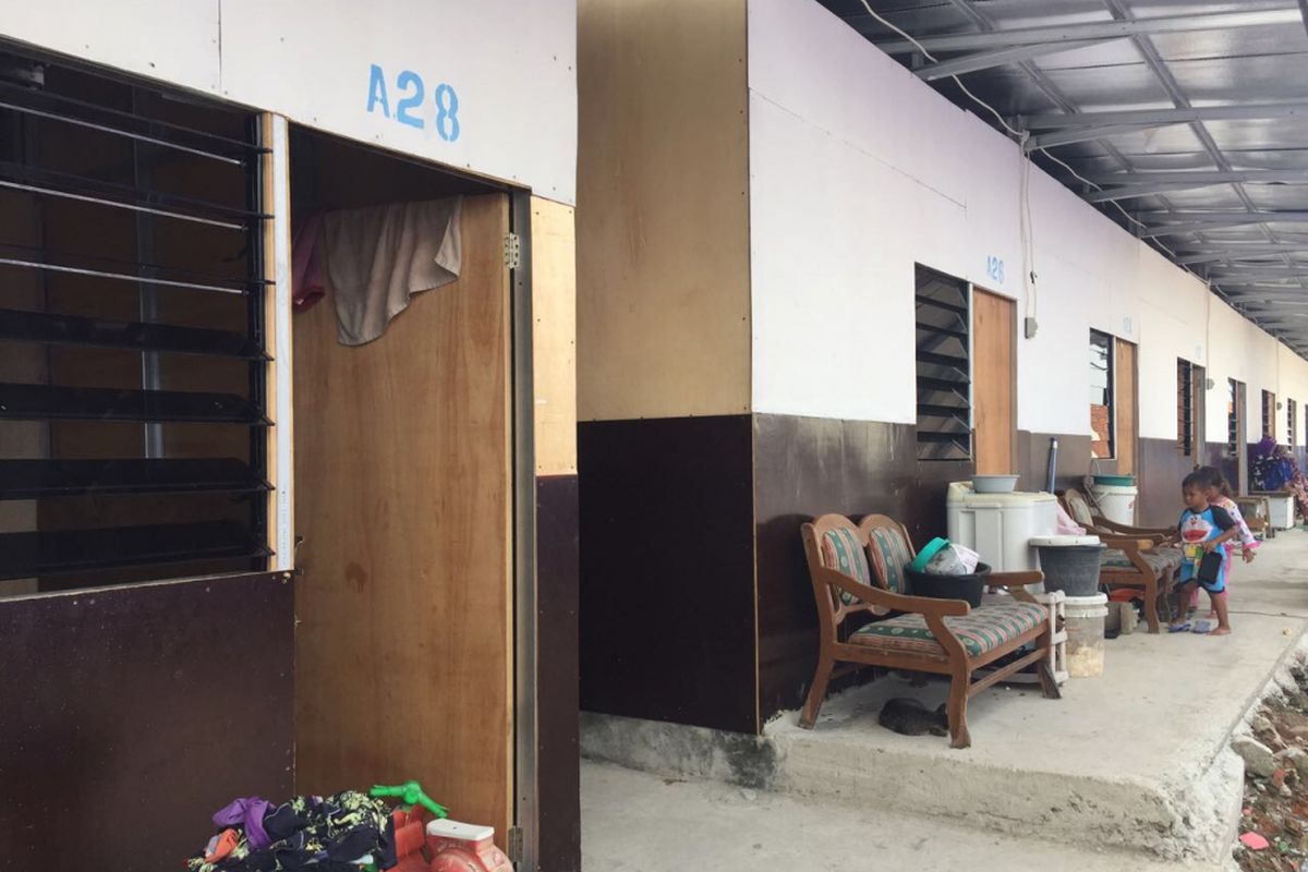 Sebuah shelter bernomor A28 di Kampung Akuarium, Penjaringan, Jakarta Utara menjadi saksi perjuangan suami istri,  Dedek (39) dan  Sulastri (37), membesarkan M Fahri (9), bocah laki-laki yang sejak dalam kandungan menderita mikrosefalus, Kamis (8/3/2018).