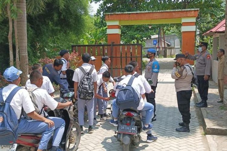 Aksi Ponsel Polsek mendatangi sekolah di wilyah hukum sekotong untuk mencegah terjadinya kenakalan remaja