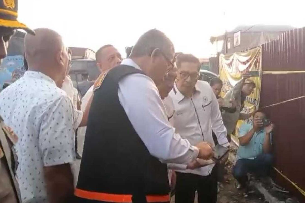 Anggota Kompolnas saat meninjau rumah Sempurna Pasaribu yang terbakar di Karo, Sumatera Utara, Rabu (3/7/2024).