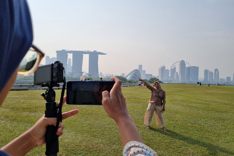 Seorang wisatawan berpose di rooftop Marina Barrage, Singapura, Jumat (6/10/2023).