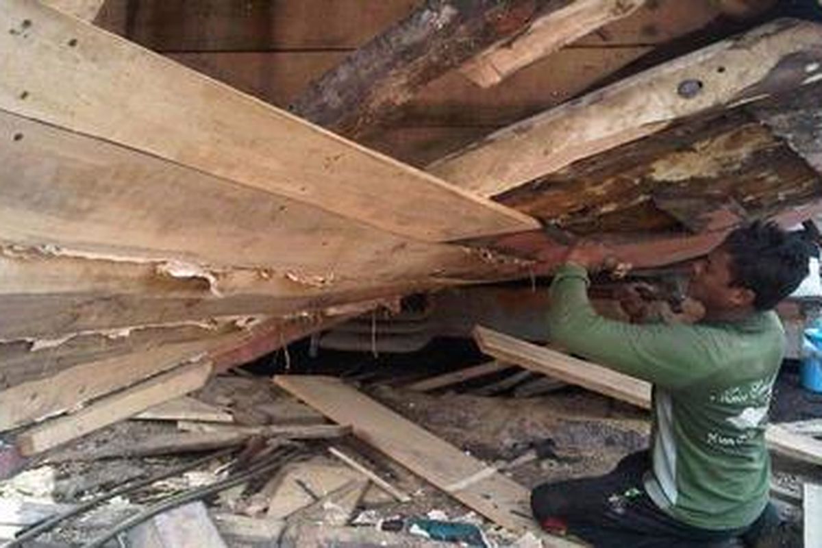 Perbaikan dan perawatan kapal nelayan di Dok Perbaikan Kapal KUD Karya Mina, Tegal, Jawa Tengah, Minggu (18/9/2011). 