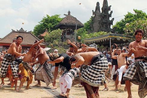 Mengenal Tradisi Perang Ketupat di Bali