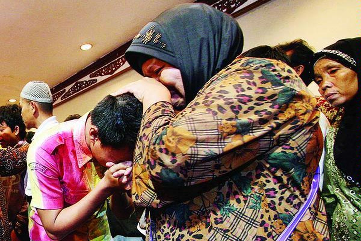 Suasana haru saat  siswa pelaku tawuran dipertemukan dengan orangtuanya pada acara pengarahan di Balai Pertemuan Polda Metro Jaya, Jakarta, Jumat (20/4).