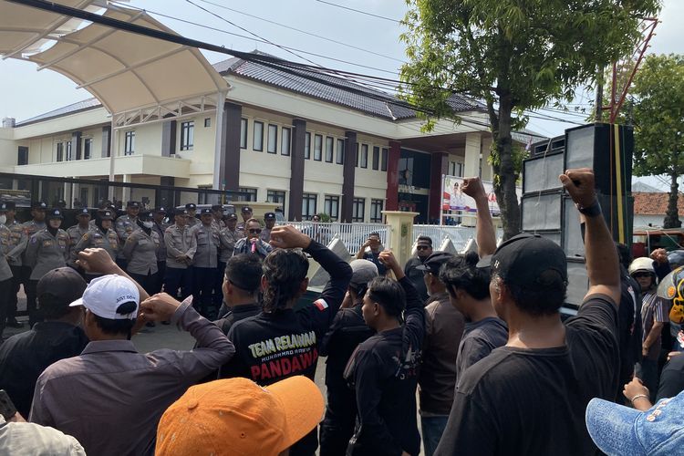 Massa Berdatangan Kawal Sidang Lanjutan Pembunuhan Satu Keluarga di PN Indramayu