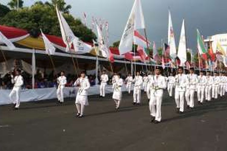 Bendera negara peserta Asian Games 2018 dikirab dalam Jember Fashion Carnival (JFC) ke-15 di Alun- Alun Kota Jember, Jawa Timur, Minggu (28/8/2016).