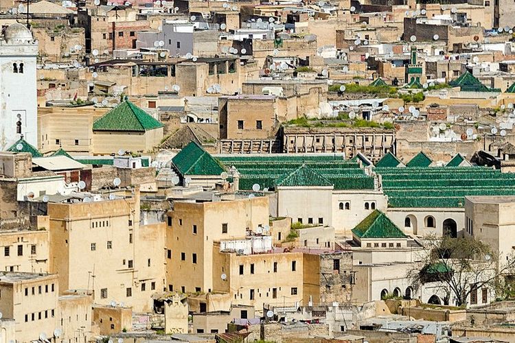 Universitas Al-Qarawiyyin atau Al-Karouine di Maroko dengan atap berwarna hijau.