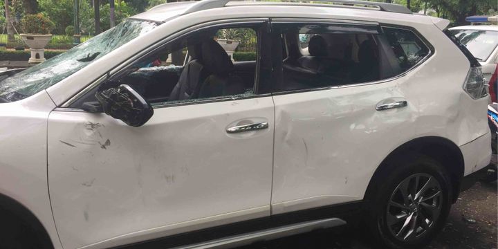 Mobil merek Nissan X-Trail dirusak sekelompok pengenudi ojek online di Underpass Senen, Jakarta Pusat, pada Rabu (28/2/2018).