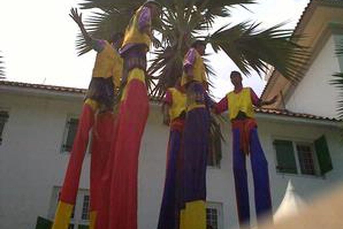 Salah satu Atraksi Kota Tua di Taman Fatahillah Jalarta.