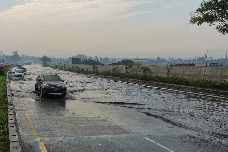 Banjir di Jalan Tol Padaleunyi Km 130, Rabu (12/8/2020).