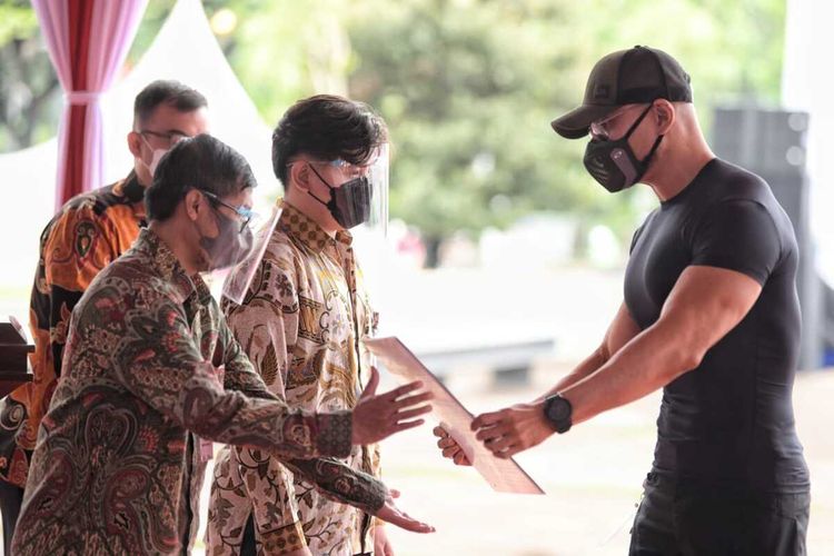 Youtuber dan Influenser Deddy Corbuzier menyampaikan beasiswa untuk 150 anak pahlawan Covid-19. Bantuan itu ia berikan saat menghadiri peresmian Monumen Pahlawan Covid-19 Jabar di Kota Bandung, Sabtu (4/12/2021).
