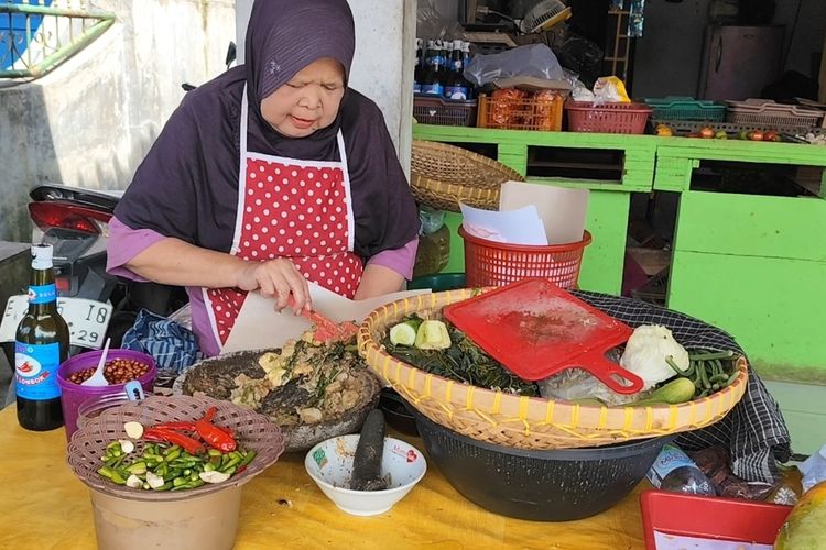 Dari Ulekan Rujak ke Tanah Suci: Perjuangan 16 Tahun Machmudah Wujudkan Mimpi Pergi Haji