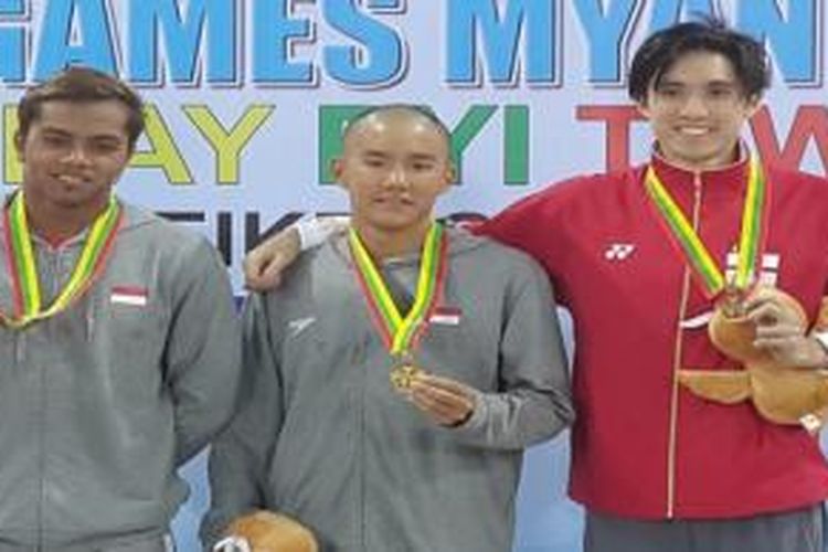 Atlet Indonesia, Ricky Anggawijaya (tengah) meraih medali emas 200 meter gaya punggung SEA Games 27 Naypyidaw. Medali perak diraih juara 2-011 asal Indonesia, Gde Siman Sudartawa (kiri) dan perunggu oleh  juara 2009, Zach Ong dari SIngapura (kanan).