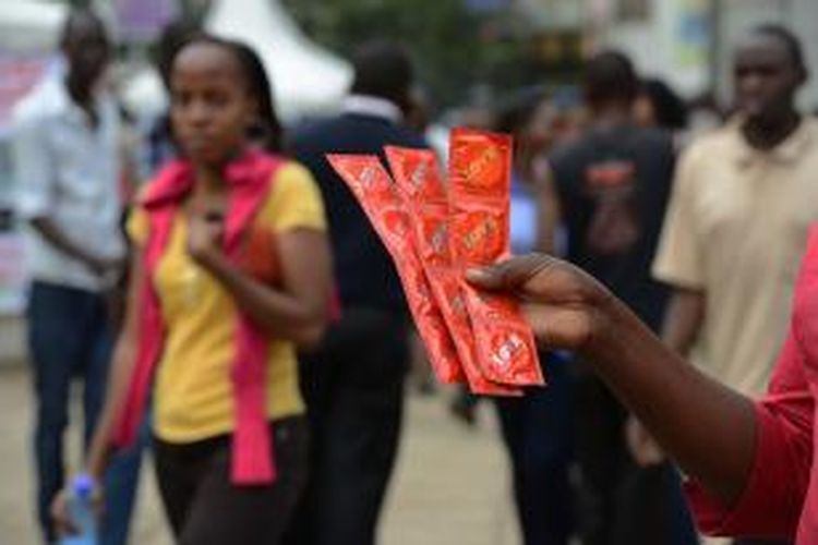 Para aktivis kesehatan membagikan kondom gratis di jalanan kota Nairobi, Kenya untuk mempromosikan seks yang aman.