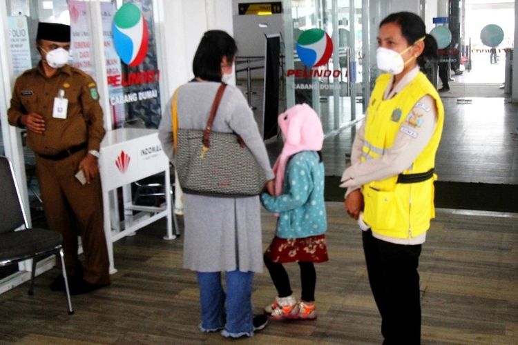 KKP dan Dinas Kesehatan setempat melakukan pemeriksaan kepada penumpang embarkasi dan debarkasi di cabang pelabuhan Pelindo 1, Kamis (30/1/2020)